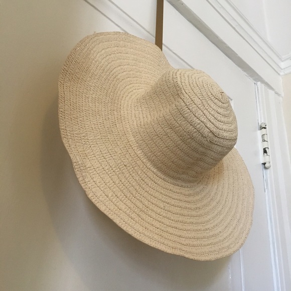 Classic woven hat for beaches in the summer!! - Picture 2 of 7